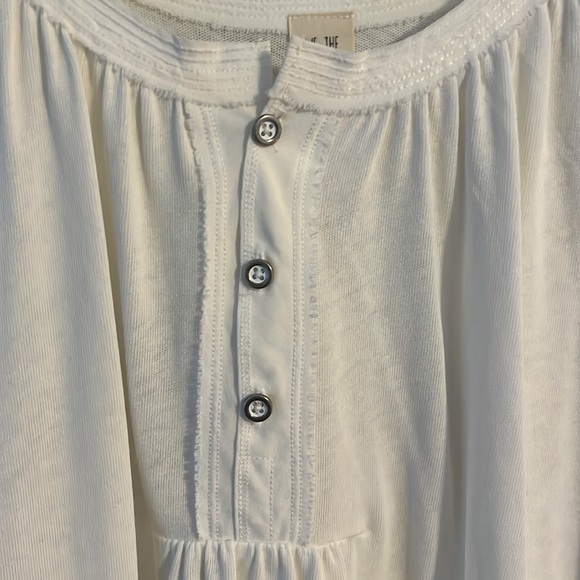 Nice white We the Free oversized 3-button balloon sleeve top - Picture 2 of 5